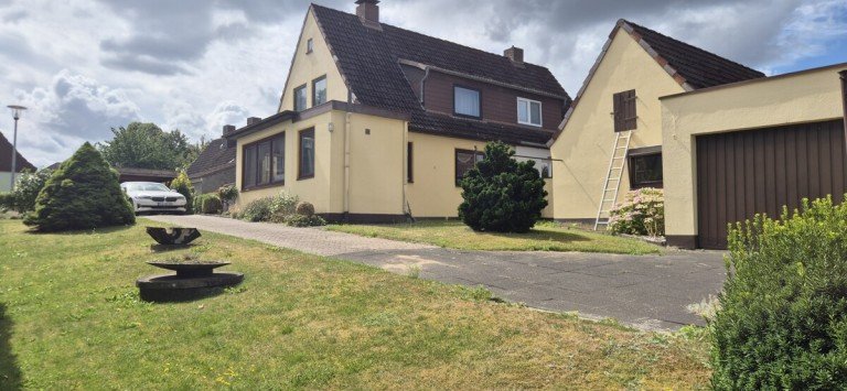 DHH mit Garage u. Nebengeb�ude M�nkeberg Doppelhaush�lfte M�nkeberg, die Lage macht es. Fliederbusch 7