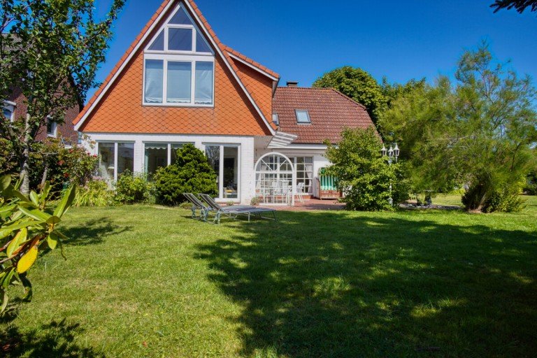 vom Garten her Sch�nberg (Holstein) / Sch�nbergerstrand Einfamilienhaus Strandschl�sschen, Sch�nberger Strand